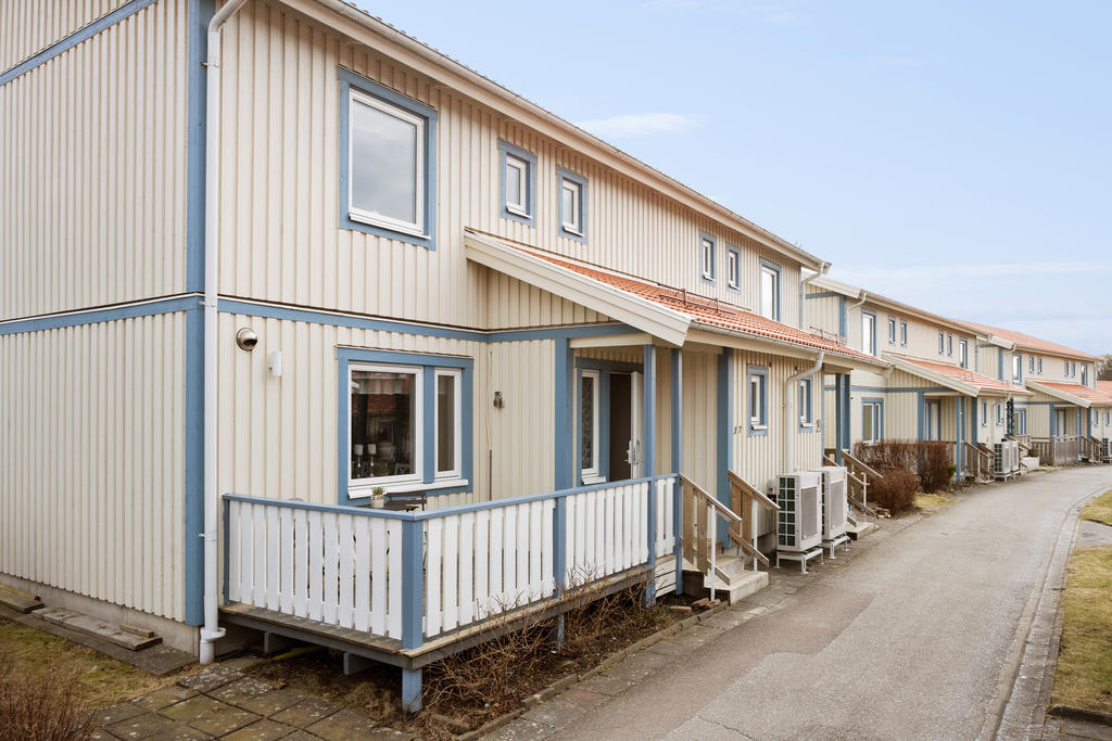 Gavelparhus med uteplatser på båda sidor om huset.