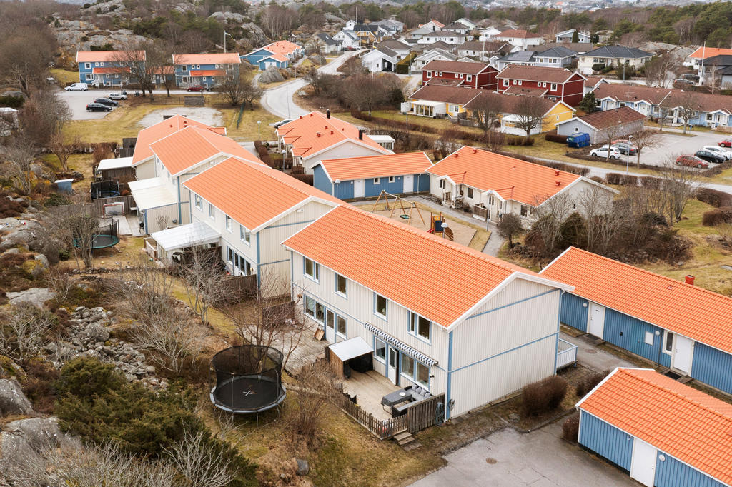 Här ges plats för studsmatta och parkering med elbilsladdare ligger intill.