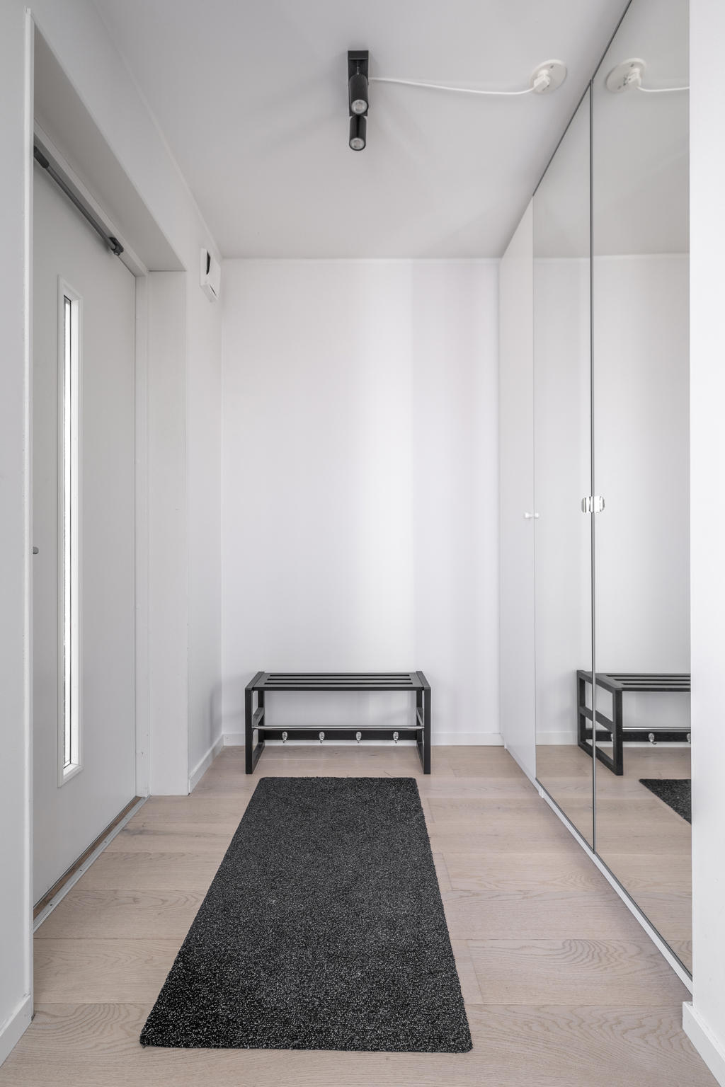 Ljus entréhall med 3 klädskåp. Välkommen in!