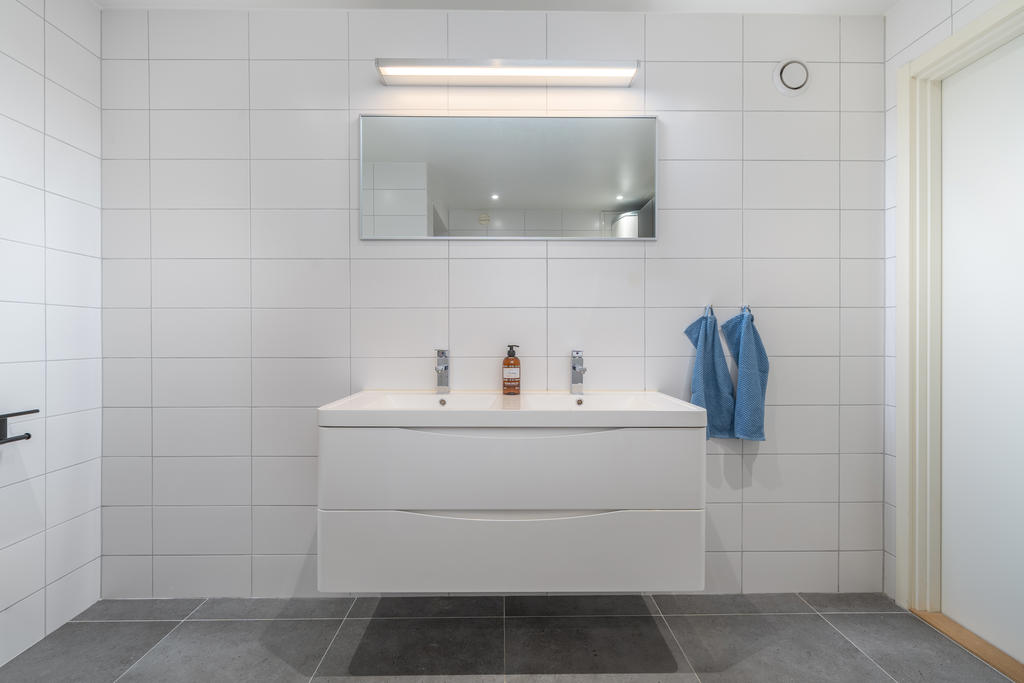 Dubbelhandfat i kommod