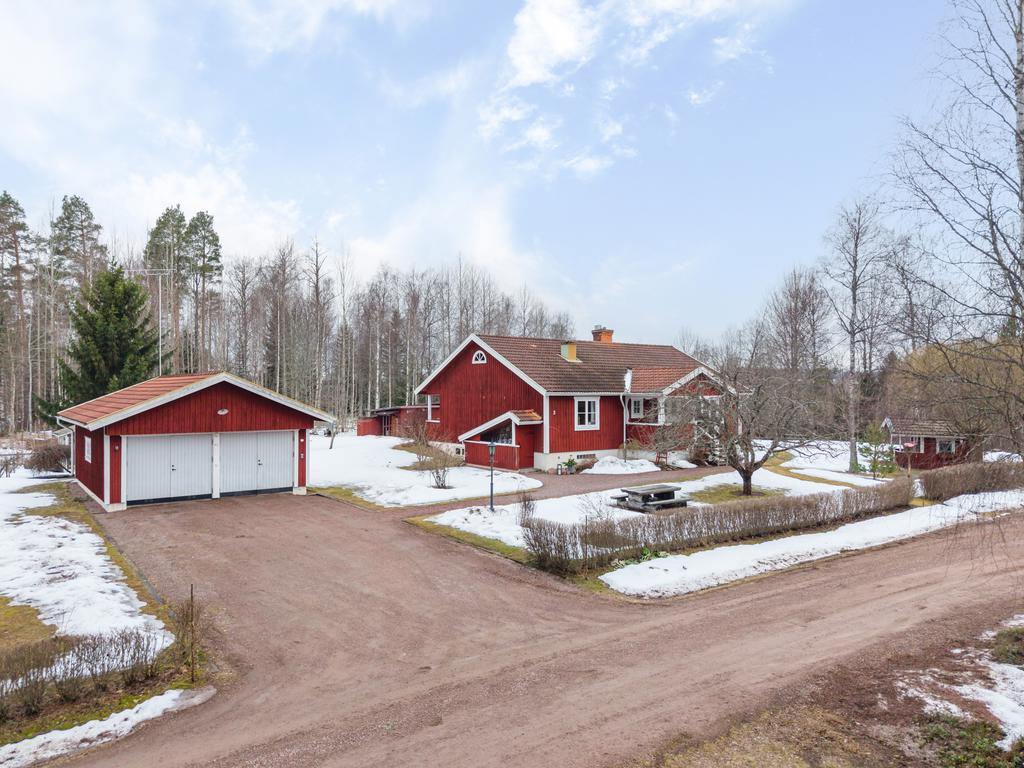 Dubbelgarage på tomten