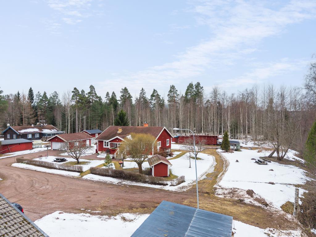 Rejäl tomt med stora förråd