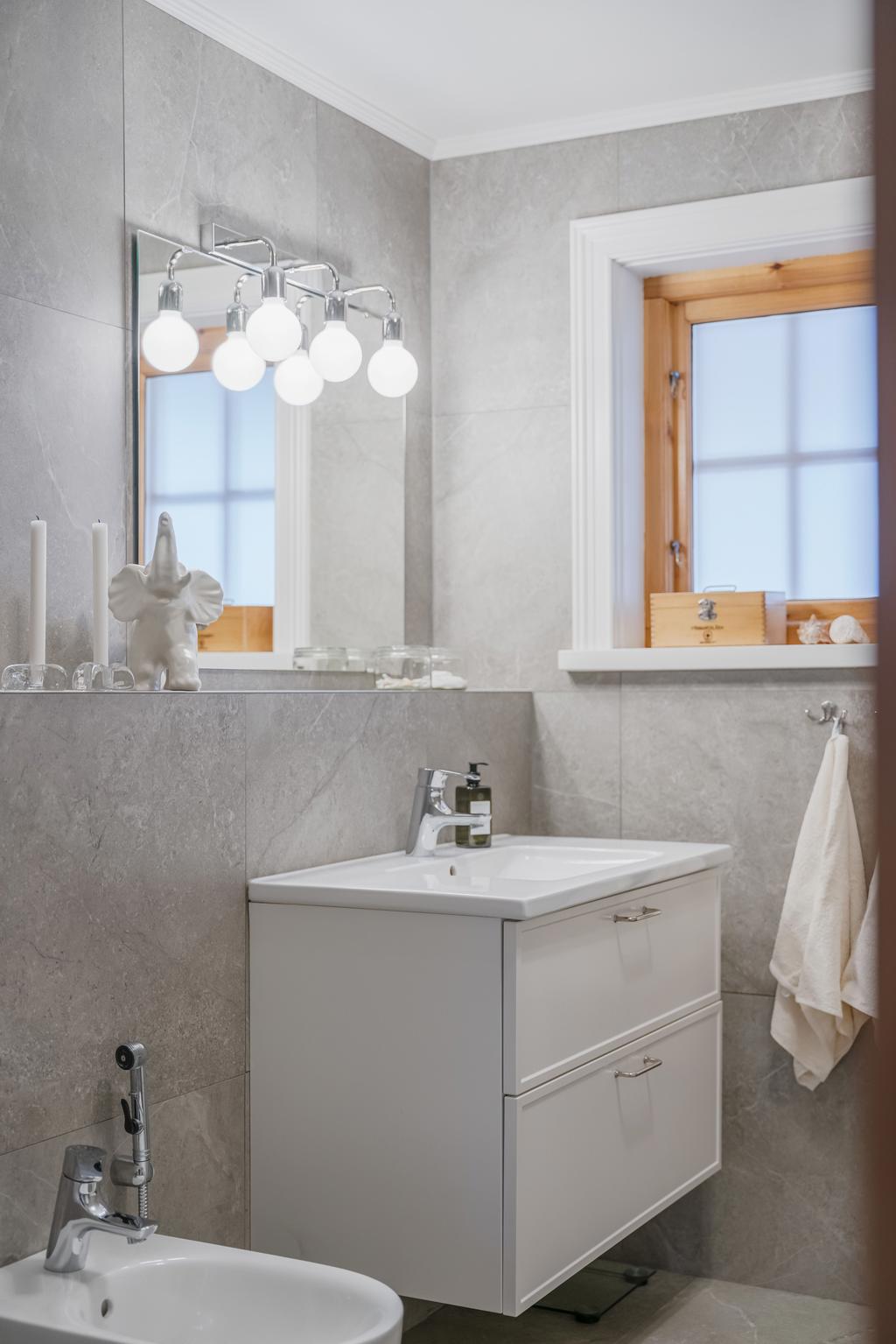 Praktiskt bidé har man valt att behålla även i detta moderna badrum. Du vet inte att du behöver den innan du har detta. 