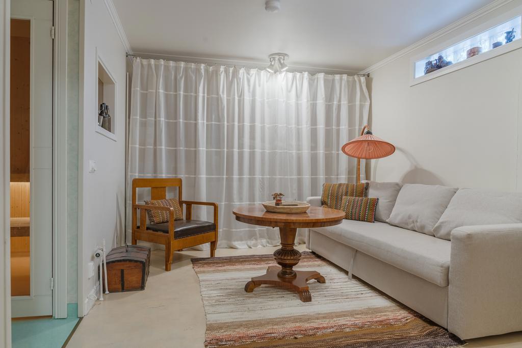 Gillestugan har en trevlig yta gör umgänge och avslappning intill bastu.