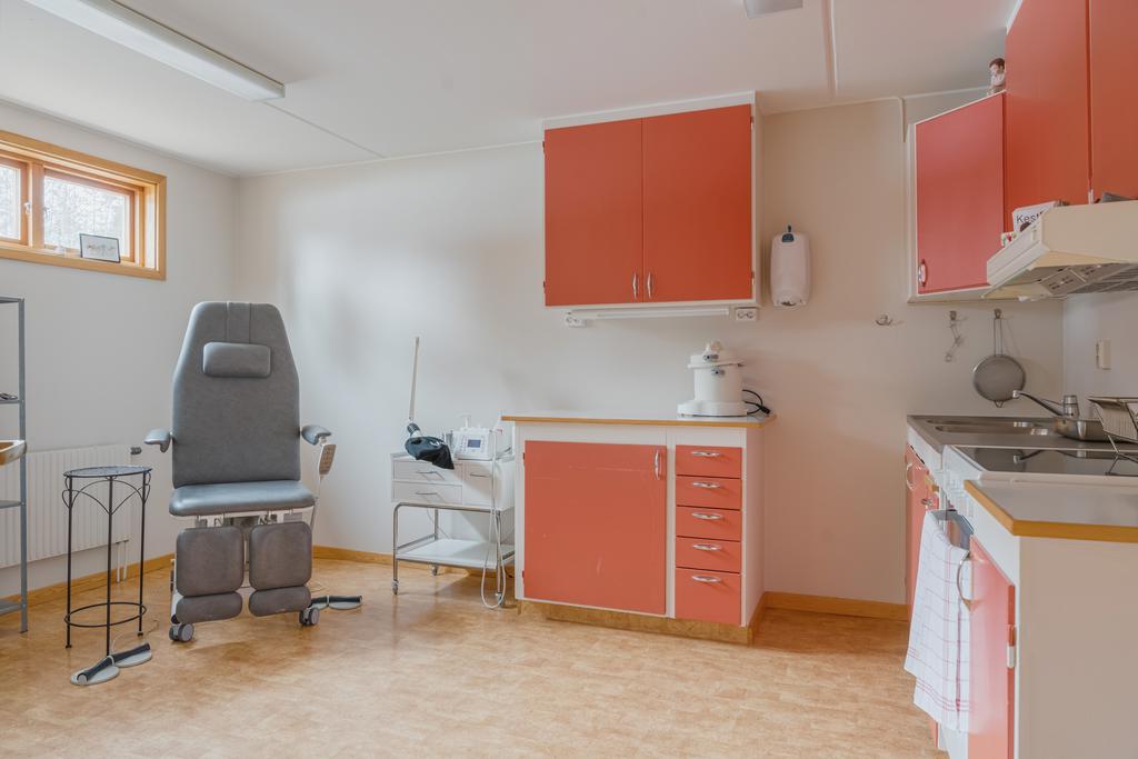 Med egen ingång i källaren har man möjlighet till mottagning/eget arbetsrum med kundmottagning i bostaden. 