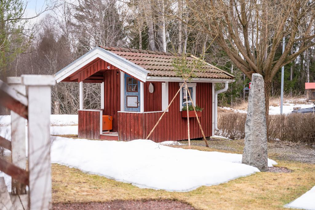 Lekstugan på tomten är isolerad och bjuder in till lek eller till och med övernattning