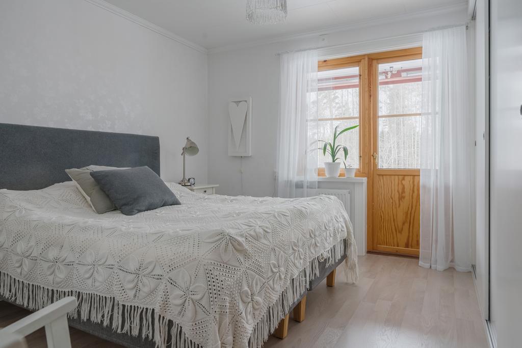 Sovrum 1- utgång till altan och rejäla skjutdörrsgarderober