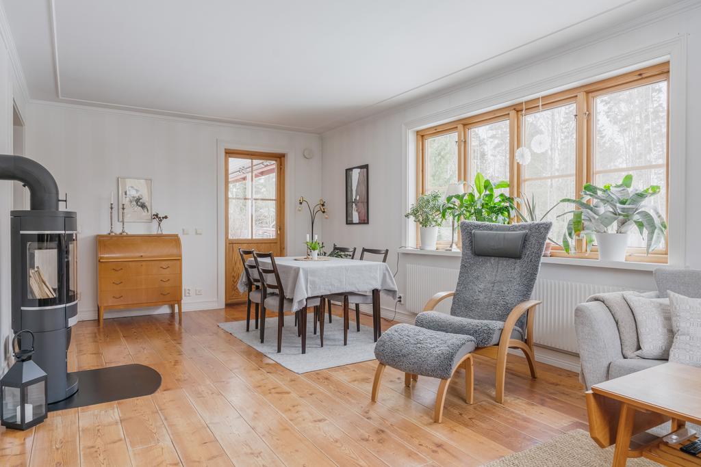 En rejäl kamin i vardagsrummet värmer, sommartid har man utgång till altanen.