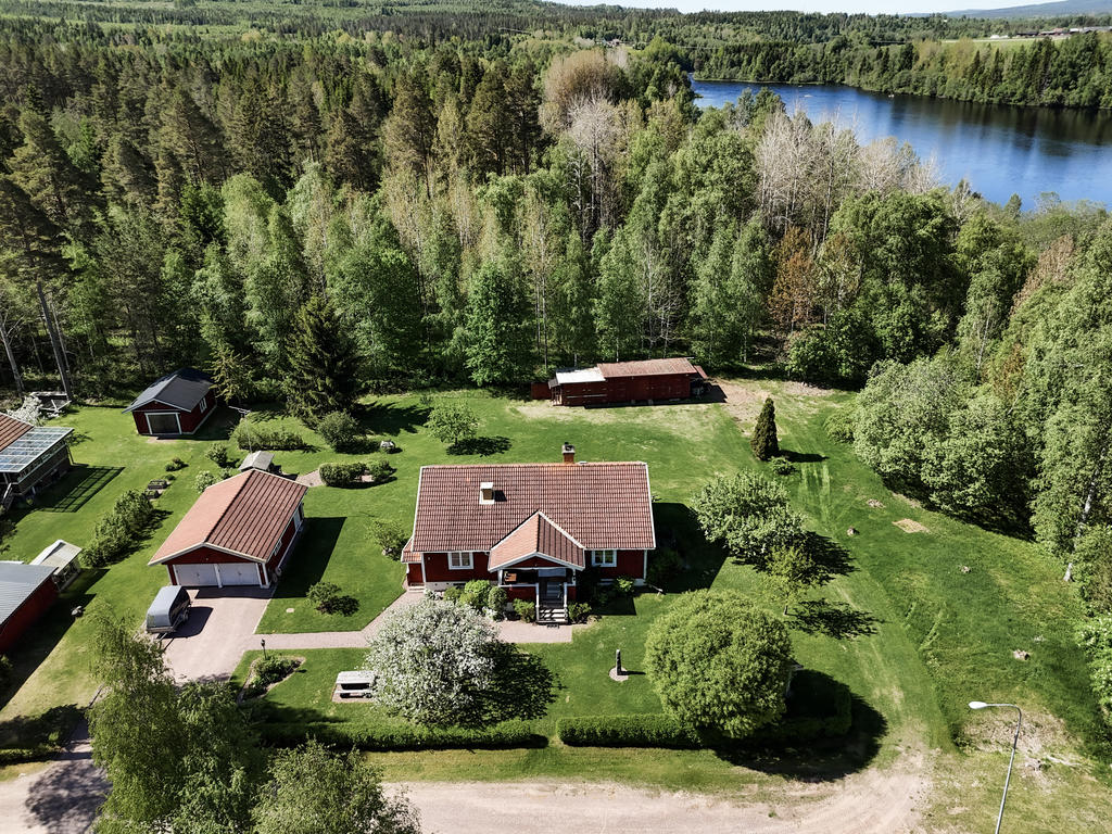Rejäl tomt med stora förråd