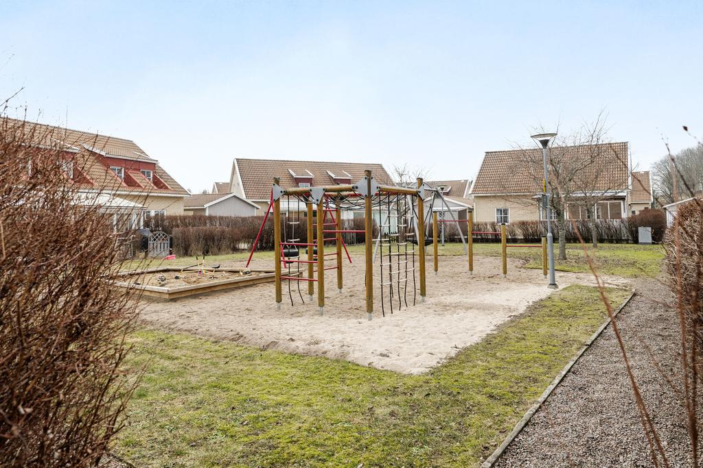 Lekplats bakom bostaden. Perfekt för en barnfamilj och grannsämjan.