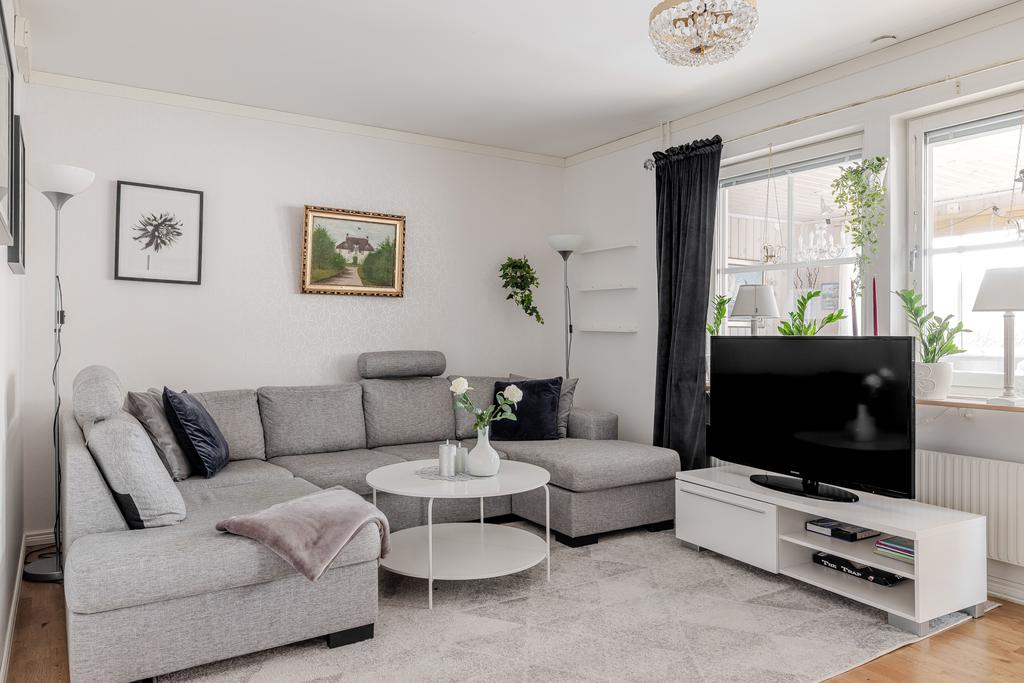 Vardagsrummet med bra utrymme för soffgrupp.