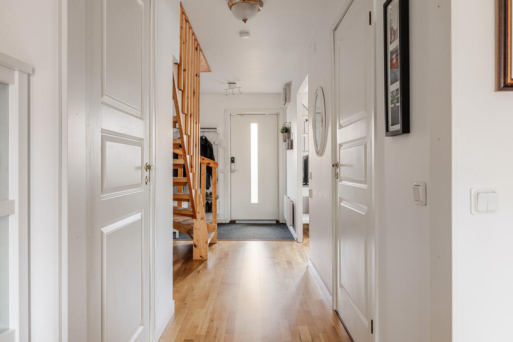 Hall som knyter ihop entréplan.