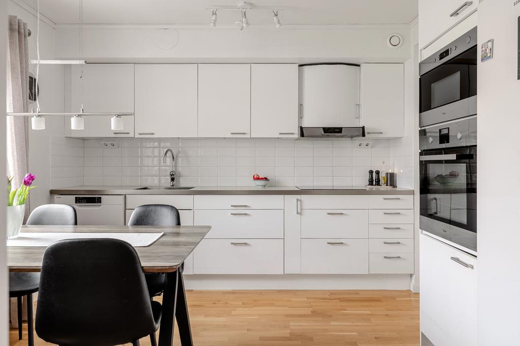 Stilrent kök med bra förvaring.