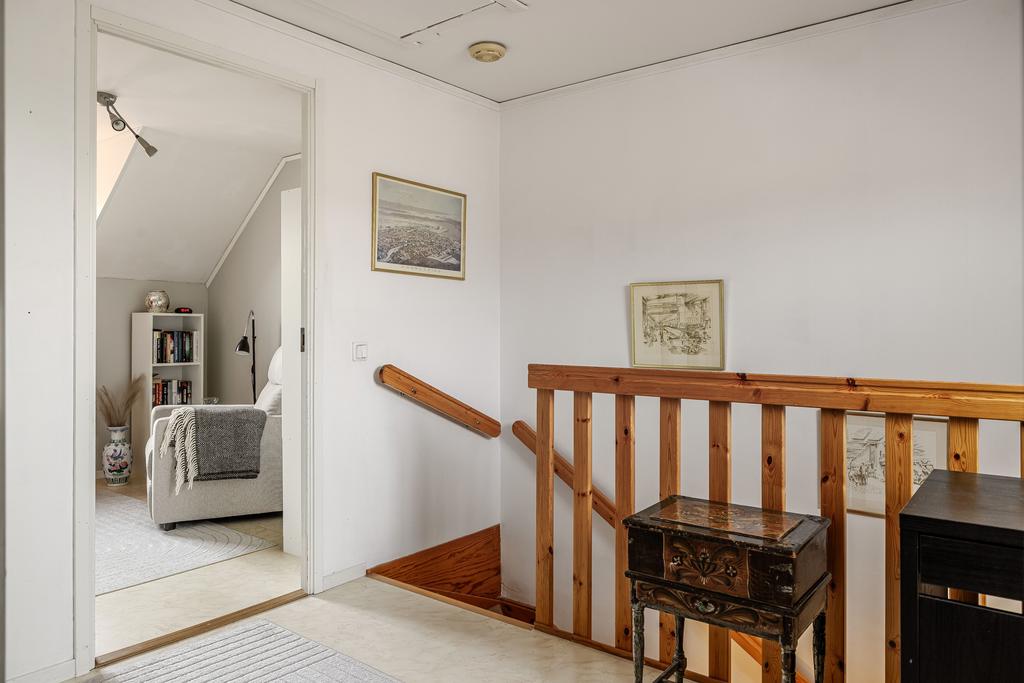 Övreplan med två sovrum och en badrum.