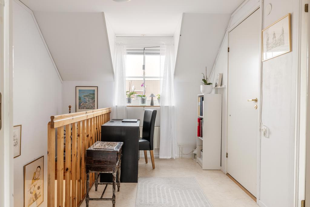 Hallen med liten kontorsyta.