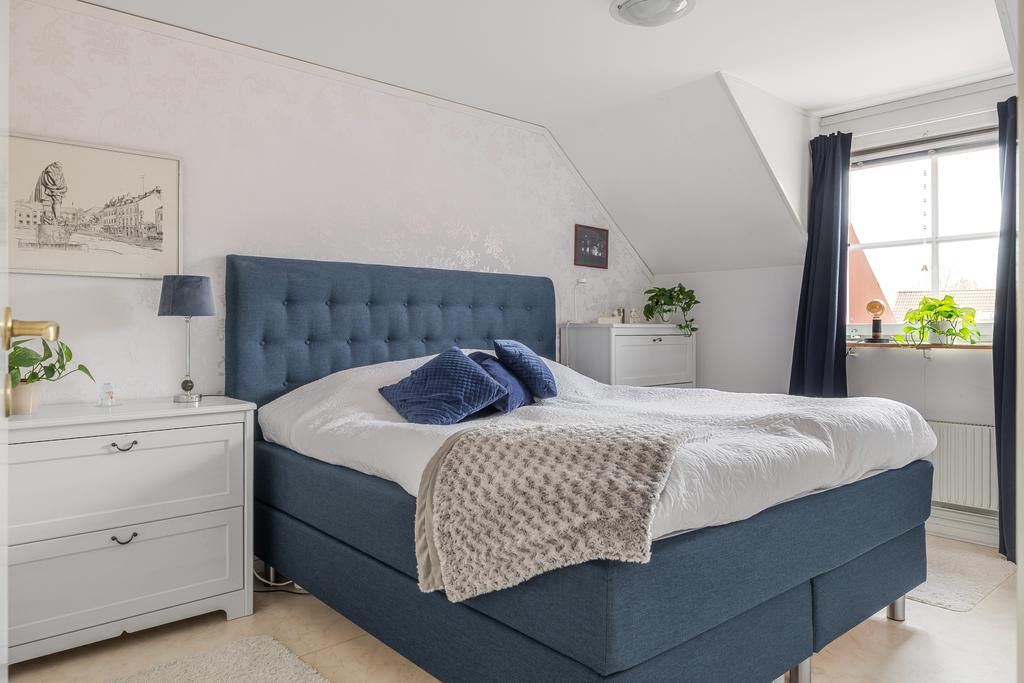 Sovrum med garderober och gott om plats för dubbelsäng.