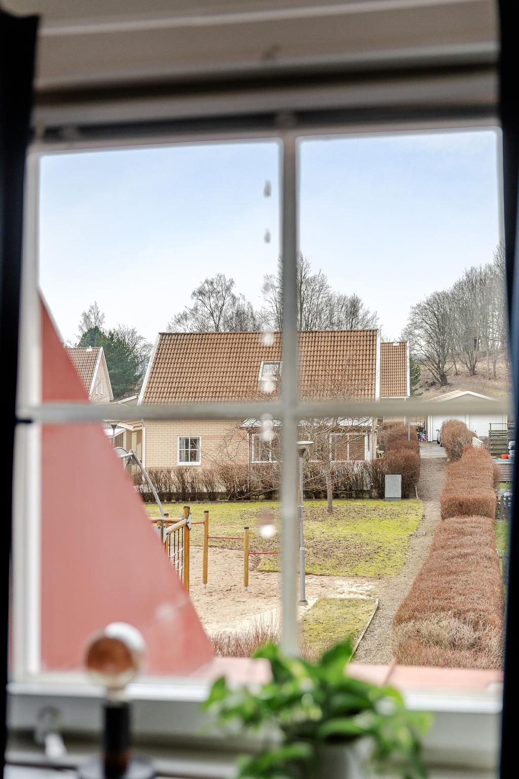 Bägge sovrum har vy mot bakgård och lekplats.