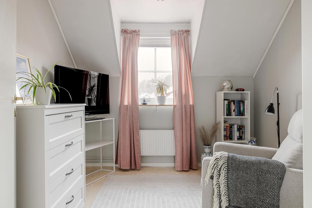 Sovrum med bra ljusinsläpp!