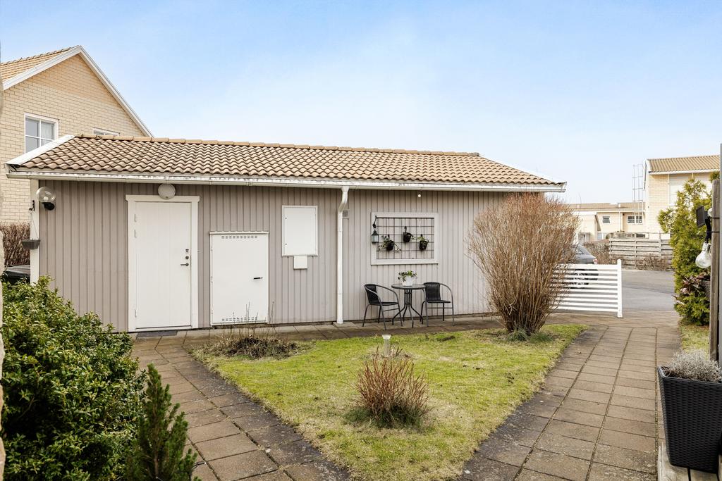 Ingång till garage och förråd.