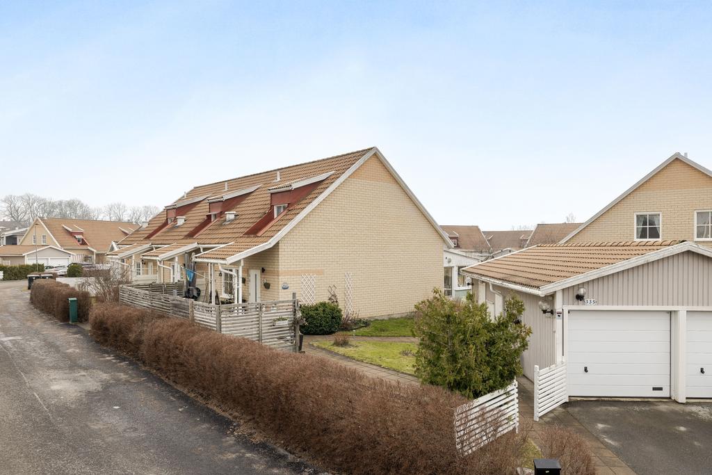 Hörnläge med altandäck och trädgård.