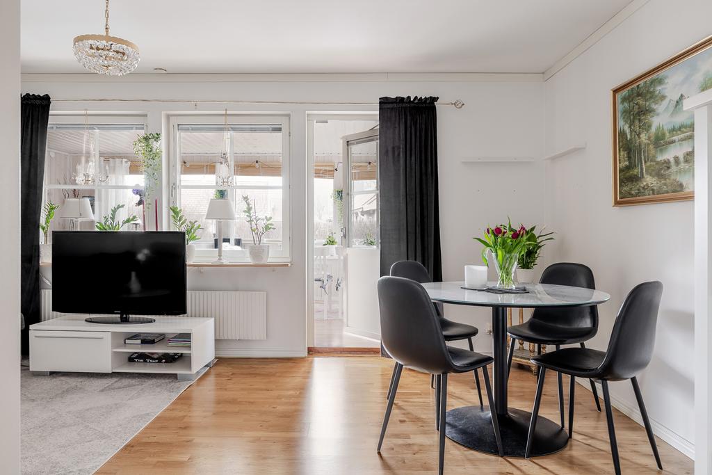 Vardagsrum med utgång till uterummet!