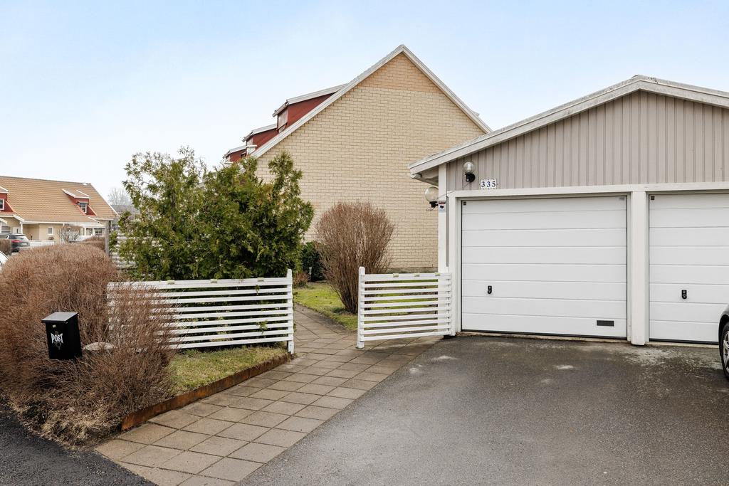 Garage med uppfart!
