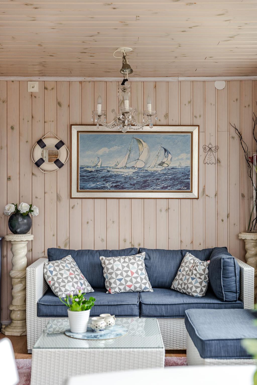 Fin panel både på väggar och tak.