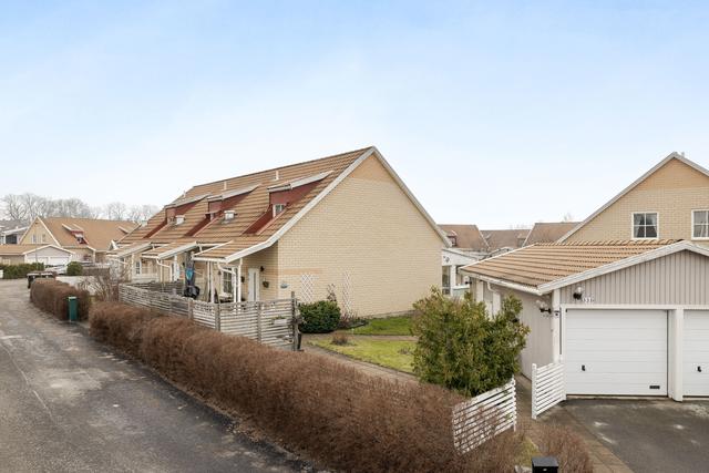 Hörnläge med altandäck och trädgård.