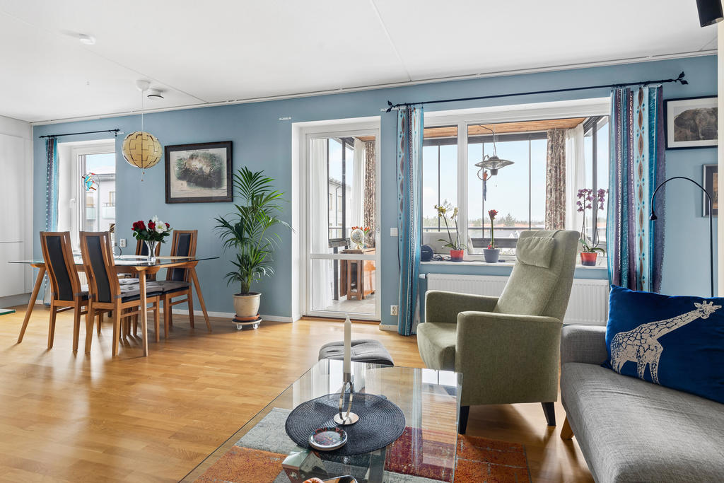 Vardagsrum med utgång till balkong