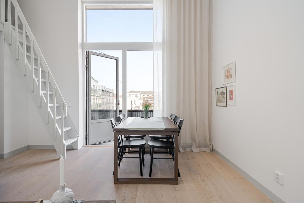 Stora fönster mot balkong 