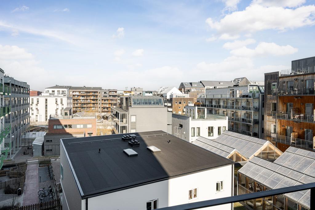 med utsikt över Vallastadens varierade arkitektur