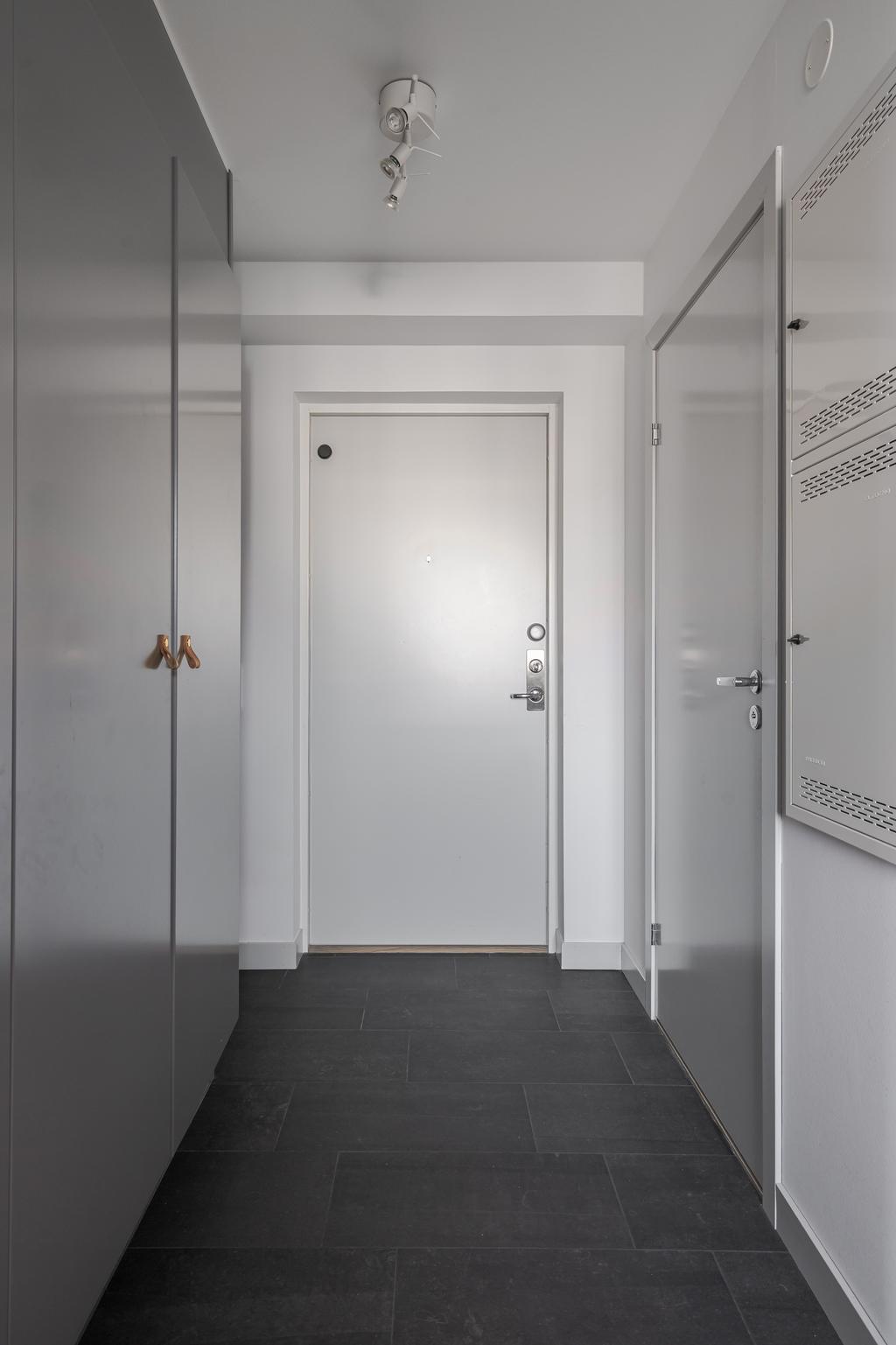 Hall med praktisk klinker och förvaring