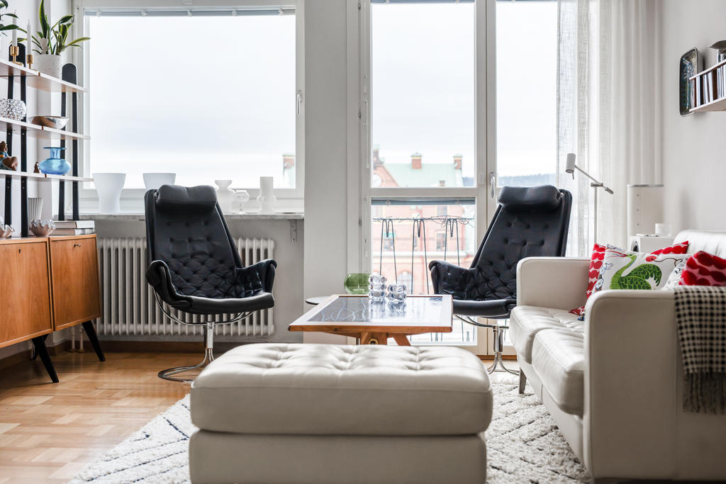 Vardagsrummet med extra ljudisolerade fönster och balkongdörr med fransk balkong