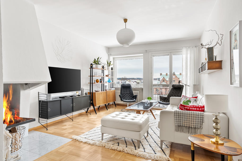 Vardagsrummet med godkänd öppen spis