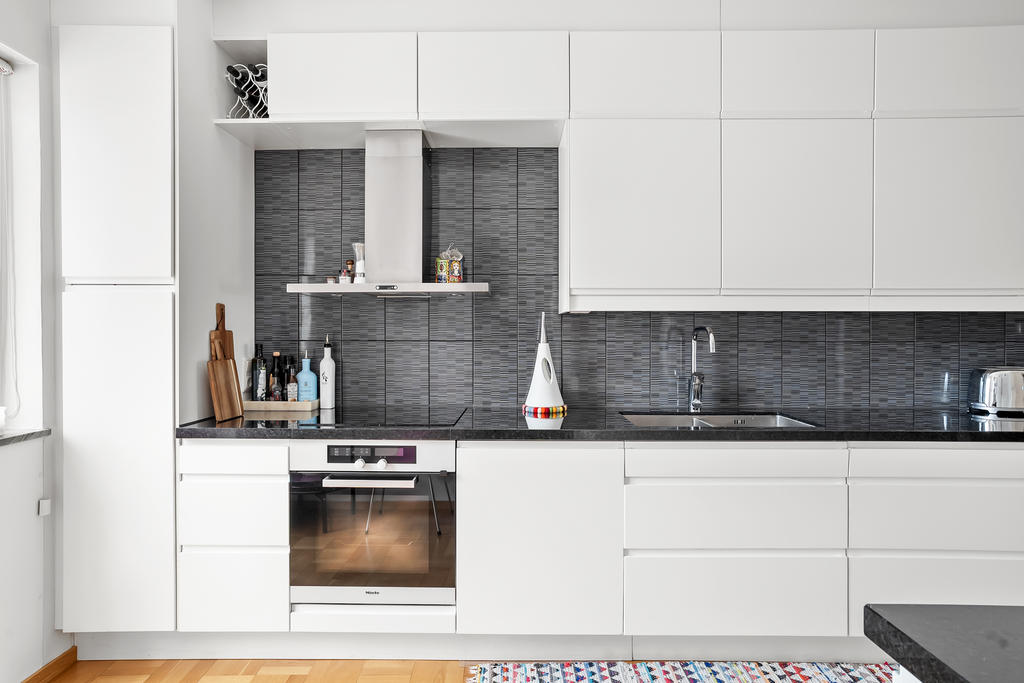 Snyggt och smakfullt utformat kök. Med mycket förvaring.