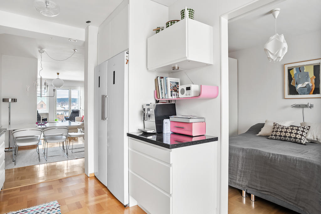 Köket mot sovrum med dragdörr