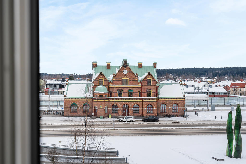 Järnvägsstationen ligger intill.
