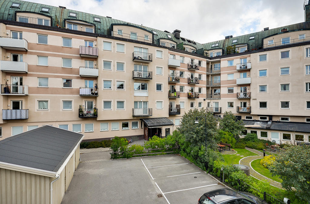 Innergården är väldigt påkostad. Mv-platser hitom