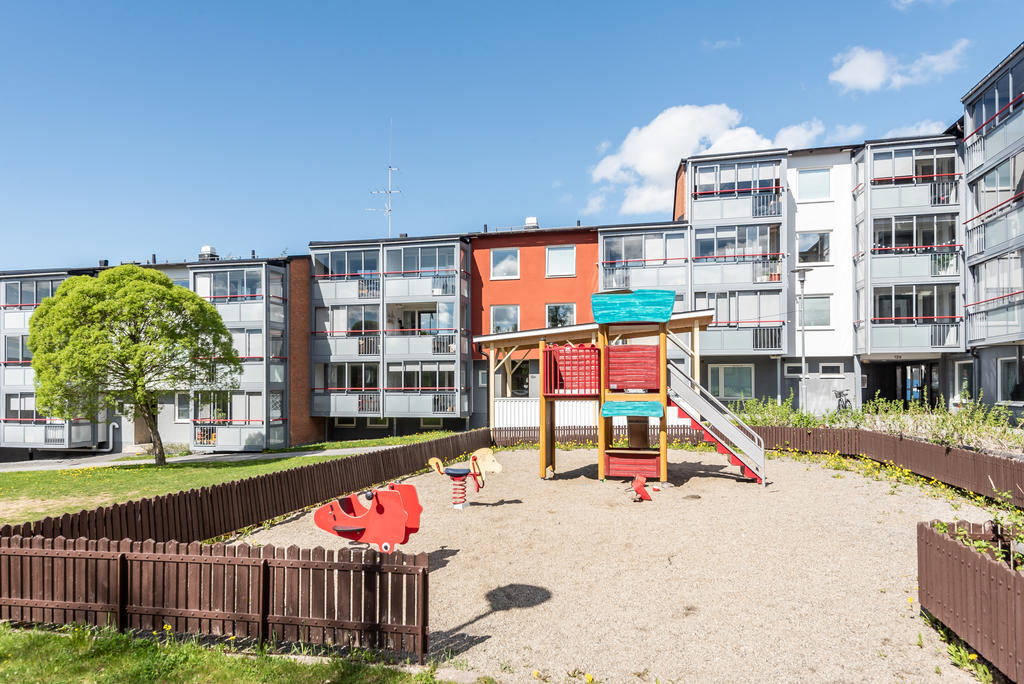 Trevlig innergård med lekplats och sittgrupper