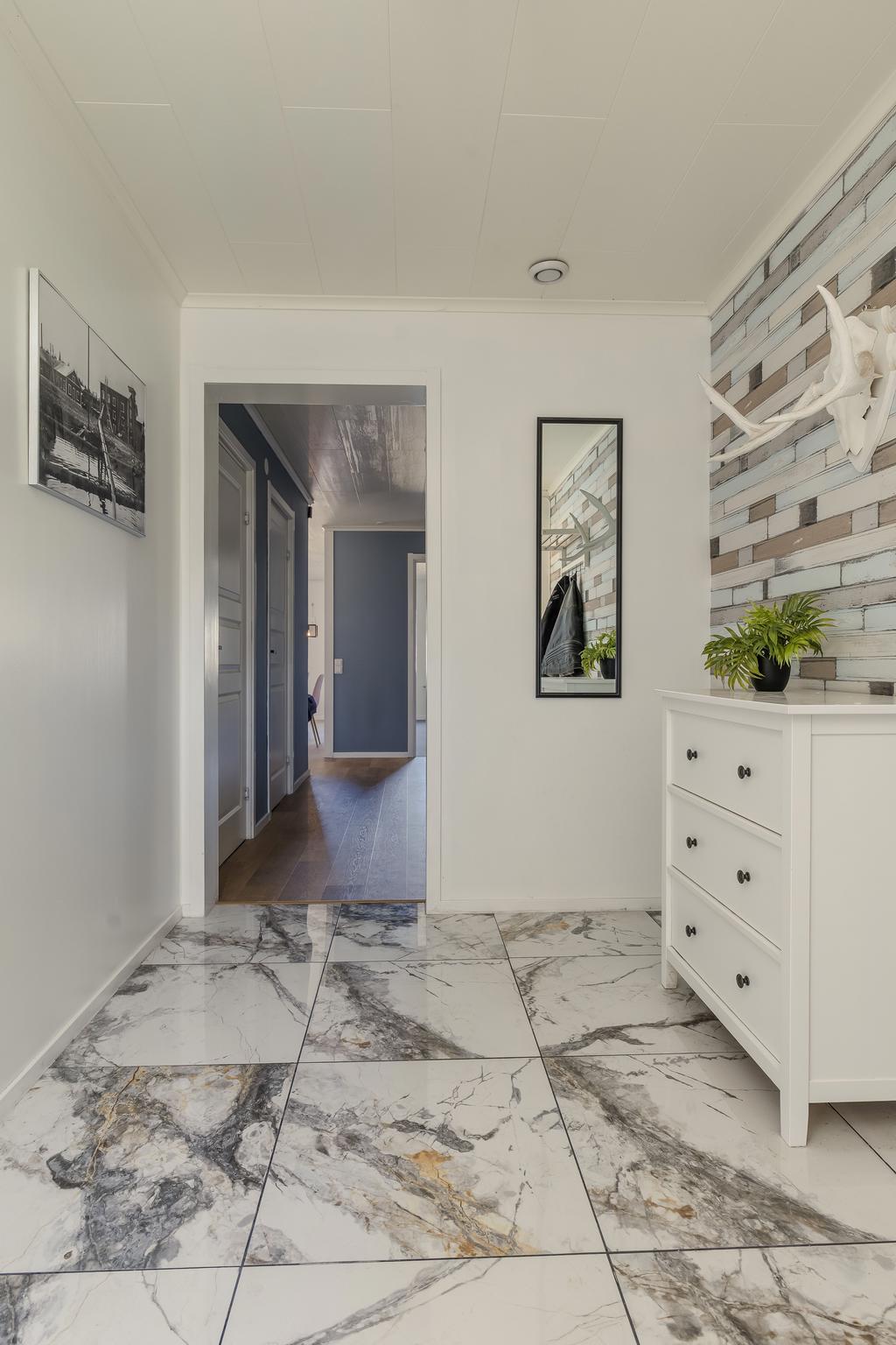 Hall med klädkammare, tvättstuga och duschrum/wc.