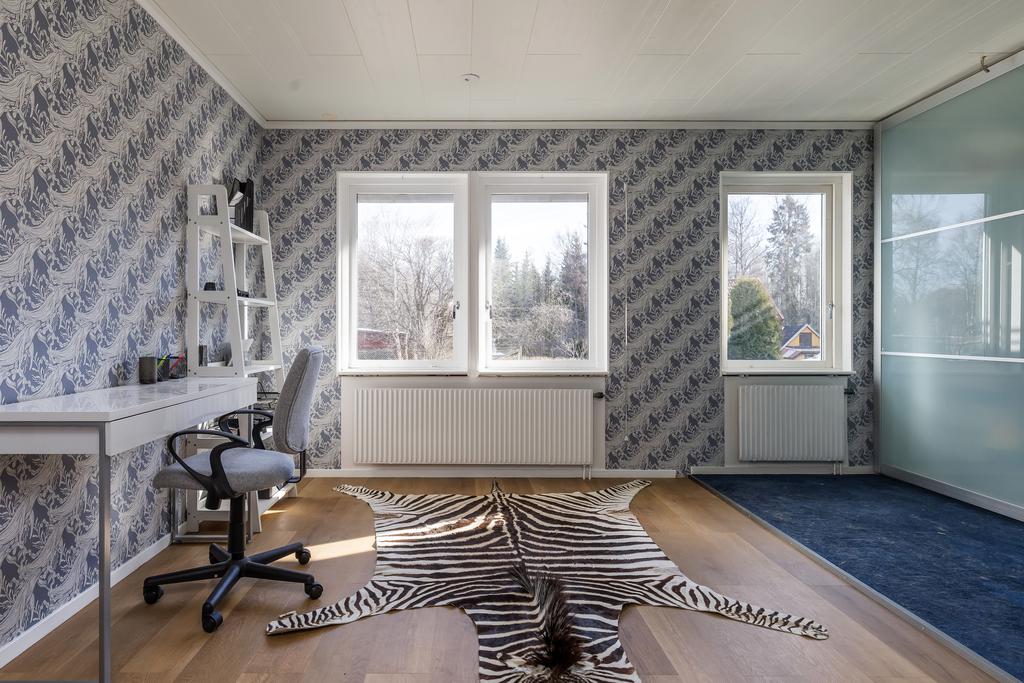 Stort sovrum 6 med skjutgarderober.
