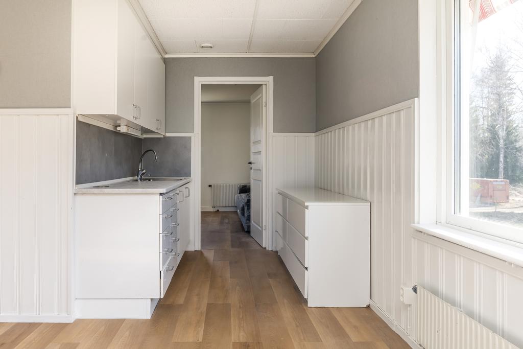Sovrum 1 med köksdel och duschrum/wc. 