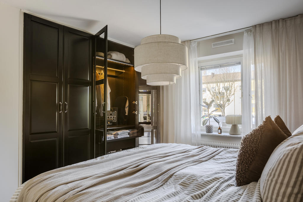 Praktisk garderobsvägg i sovrummet