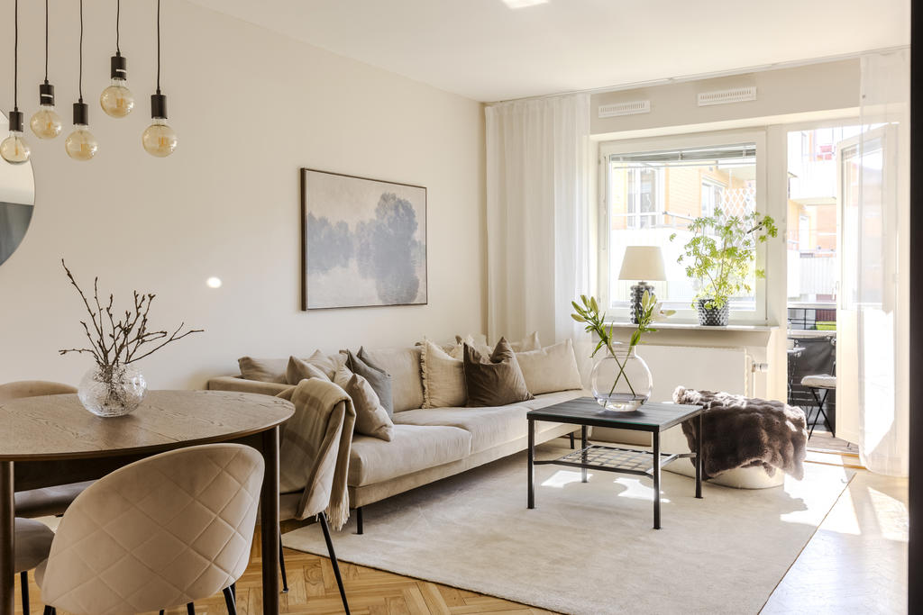 Härligt vardagsrum med utgång till balkong