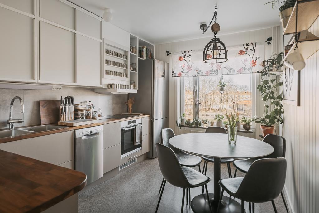 Stilren och smakfullt renoverad 3:a på Tunaholmsvägen 25