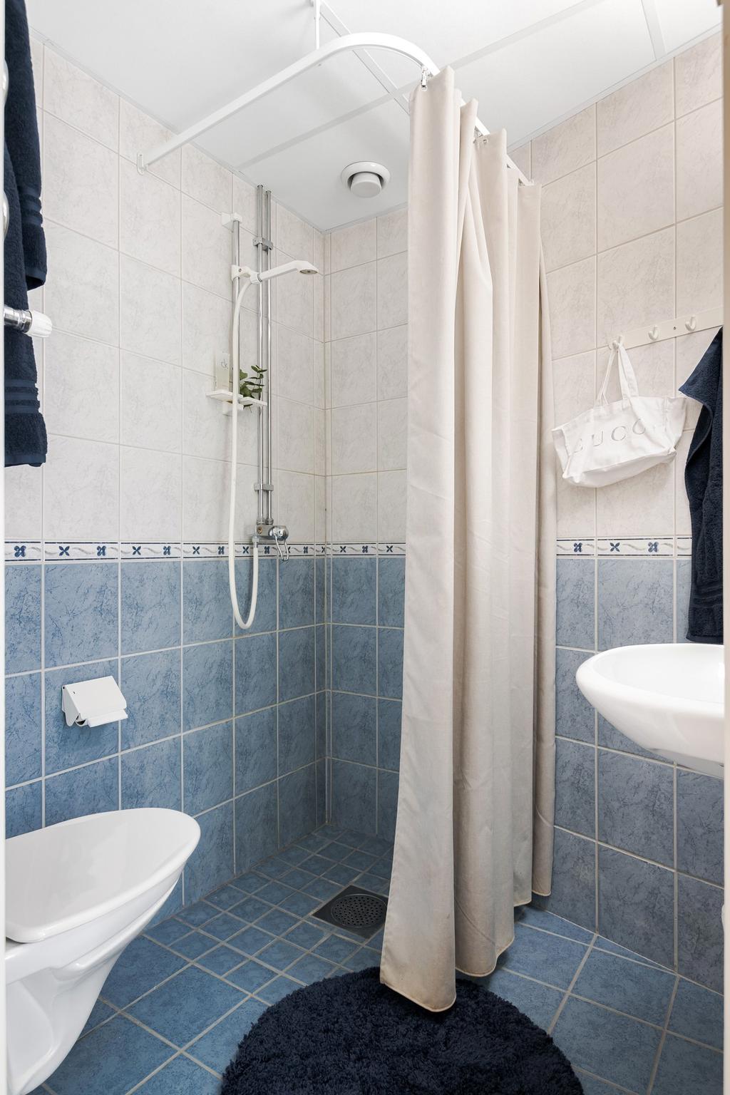 Fräsch WC med dusch i kakel och klinker. 