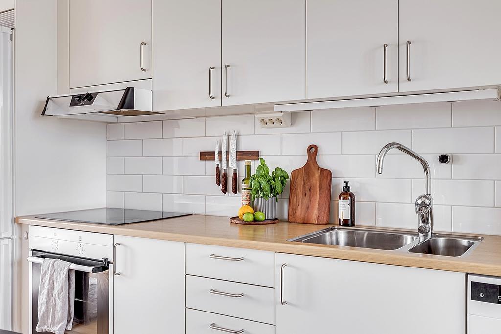 Bra med förvaring och arbetsyta. Alla vitvaror är från Siemens.