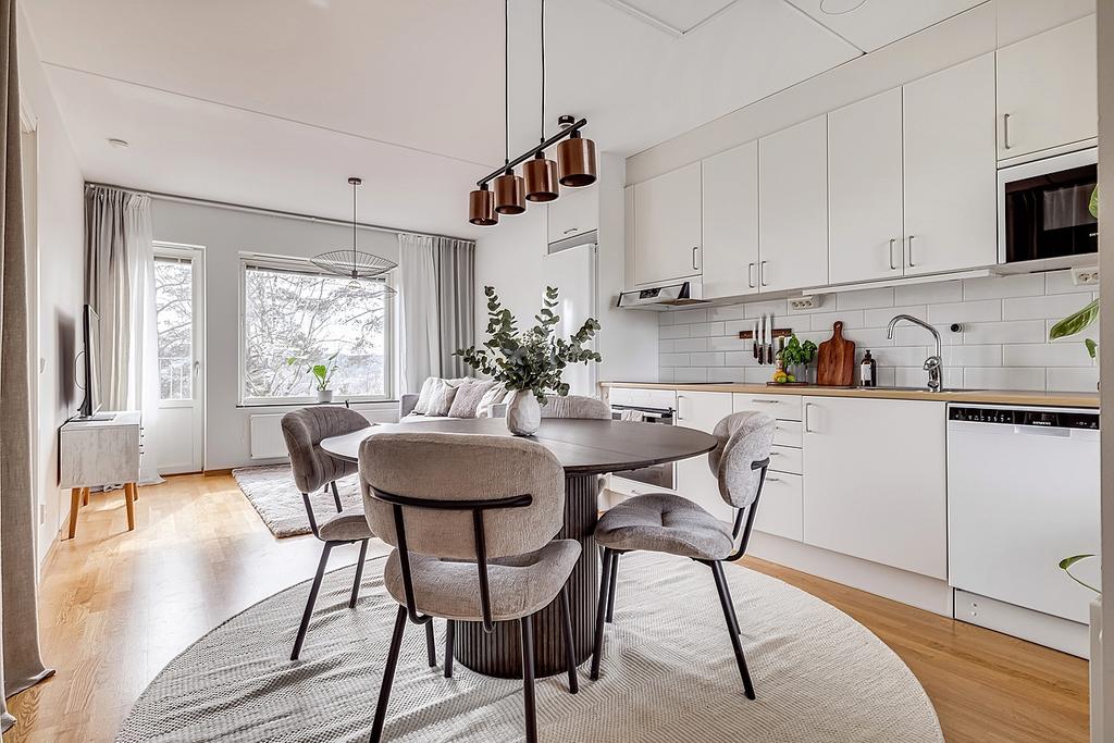 Härlig öppen planlösning mellan kök och vardagsrum.