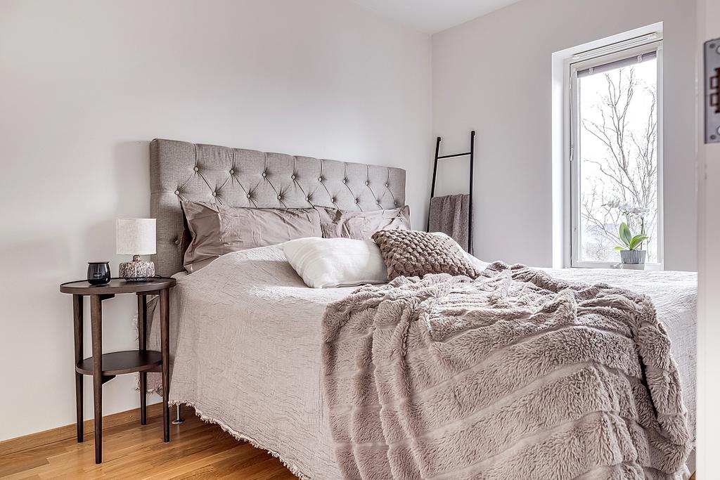 Sovrummet är ljust och fräscht, med fint ljusinsläpp från fönstret.