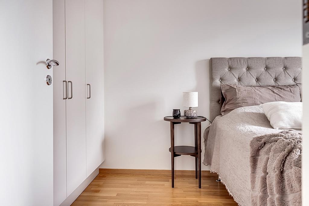 Bra med förvaring ryms även i detta sovrum.